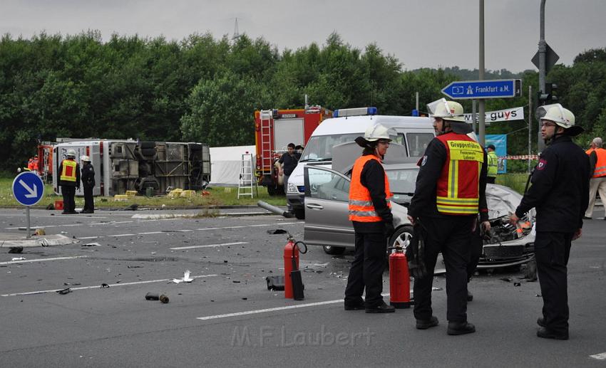 Schwerer Unfall mit Reisebus Lohmar Donrather Dreieck P383.JPG